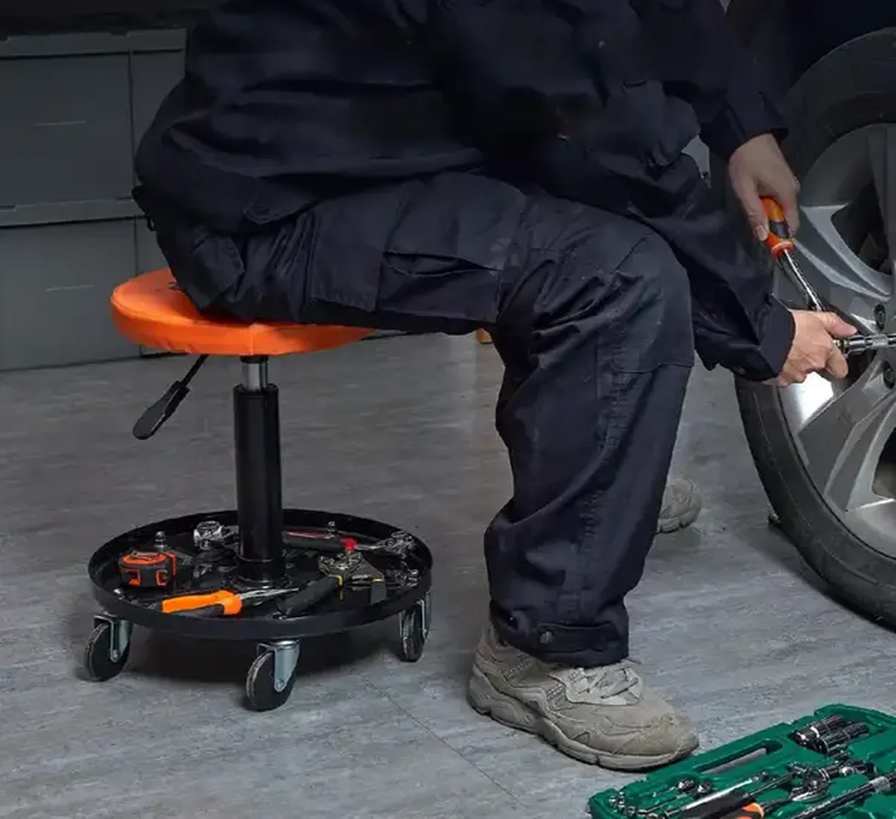 STOŁEK TABORET WARSZTATOWY NA KÓŁKACH - obrazek 2